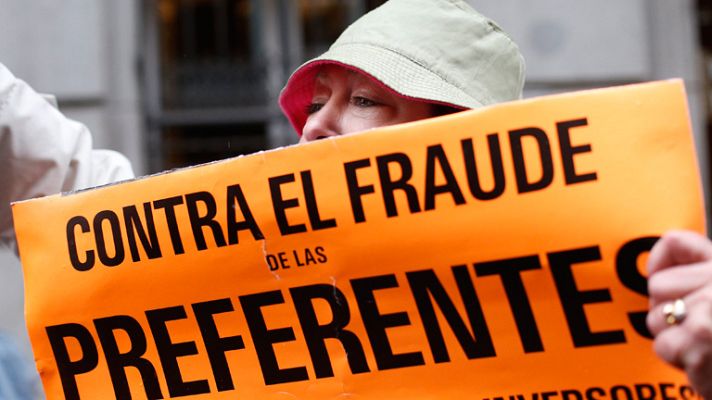 Informativo 24h - Goirigolzarri, abucheado por afectados por las preferentes a su llegada a la Audiencia Nacional