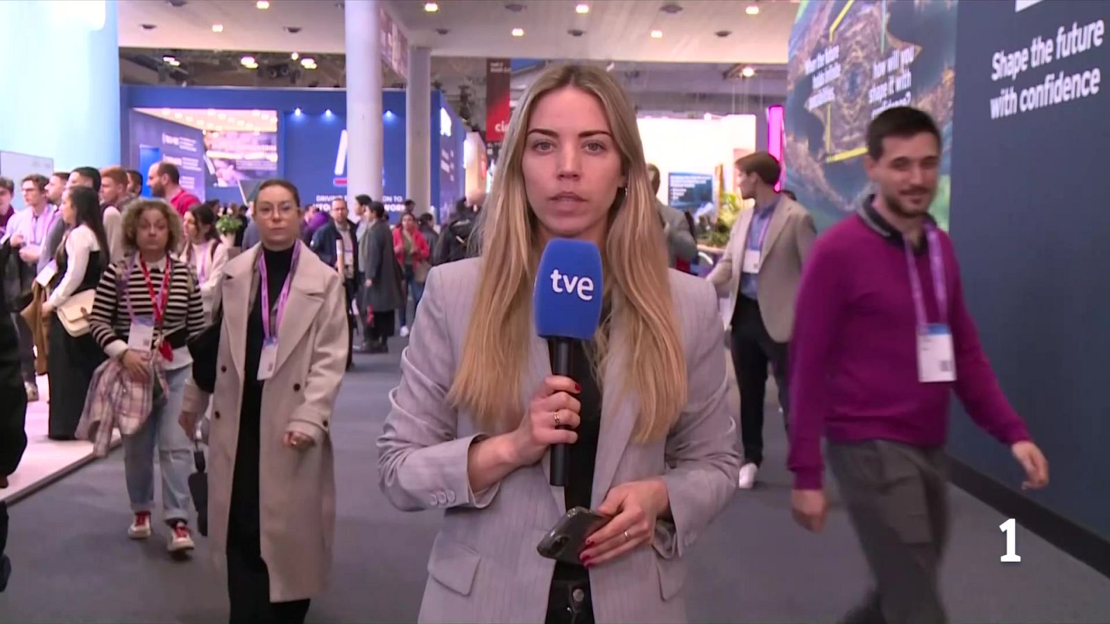 El tancament de l'espai aeri complica la tornada dels congressistes del MWC