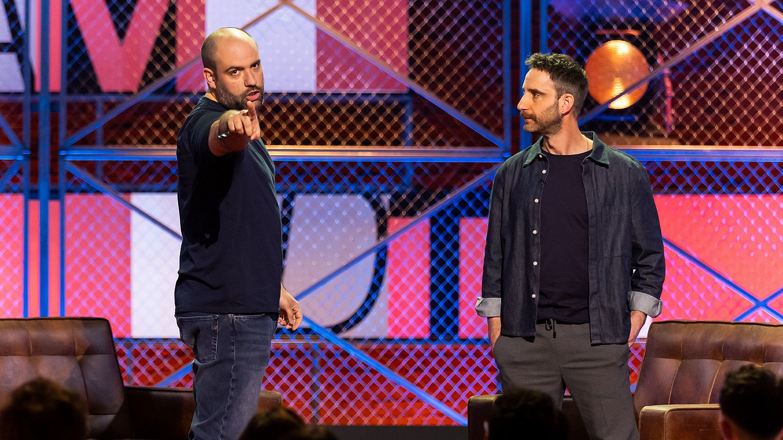 El reportero Daniel Fez se desplaza a Vigo para hacer un reportaje sobre los 60 días consecutivos de lluvia en la ciudad, 20 días más de los que duró el diluvio universal. Allí habla con varios vigueses y con el alcalde, Abel Caballero.