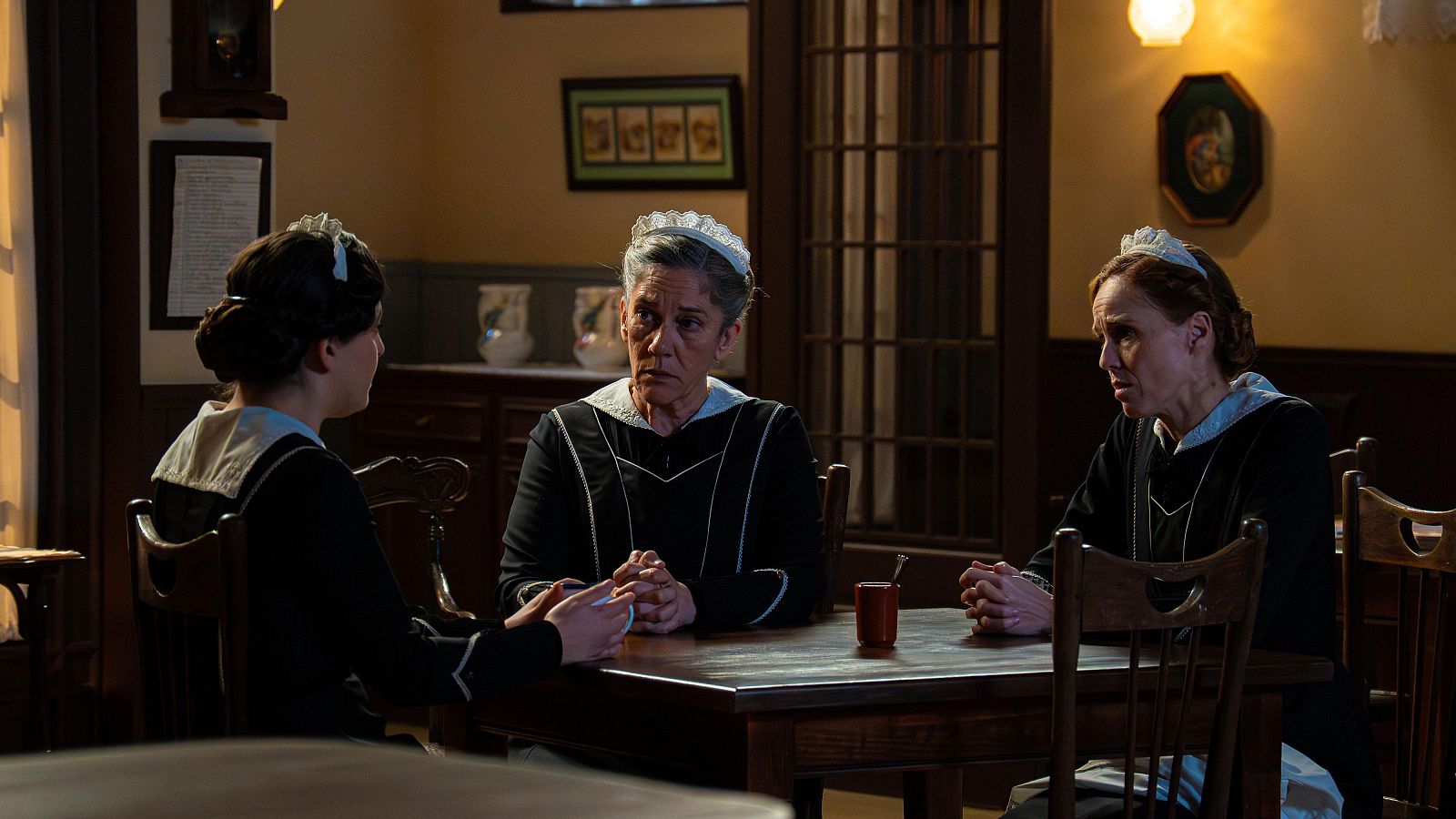 La Promesa: Santos comunica al servicio la trágica noticia - La promesa | Ver