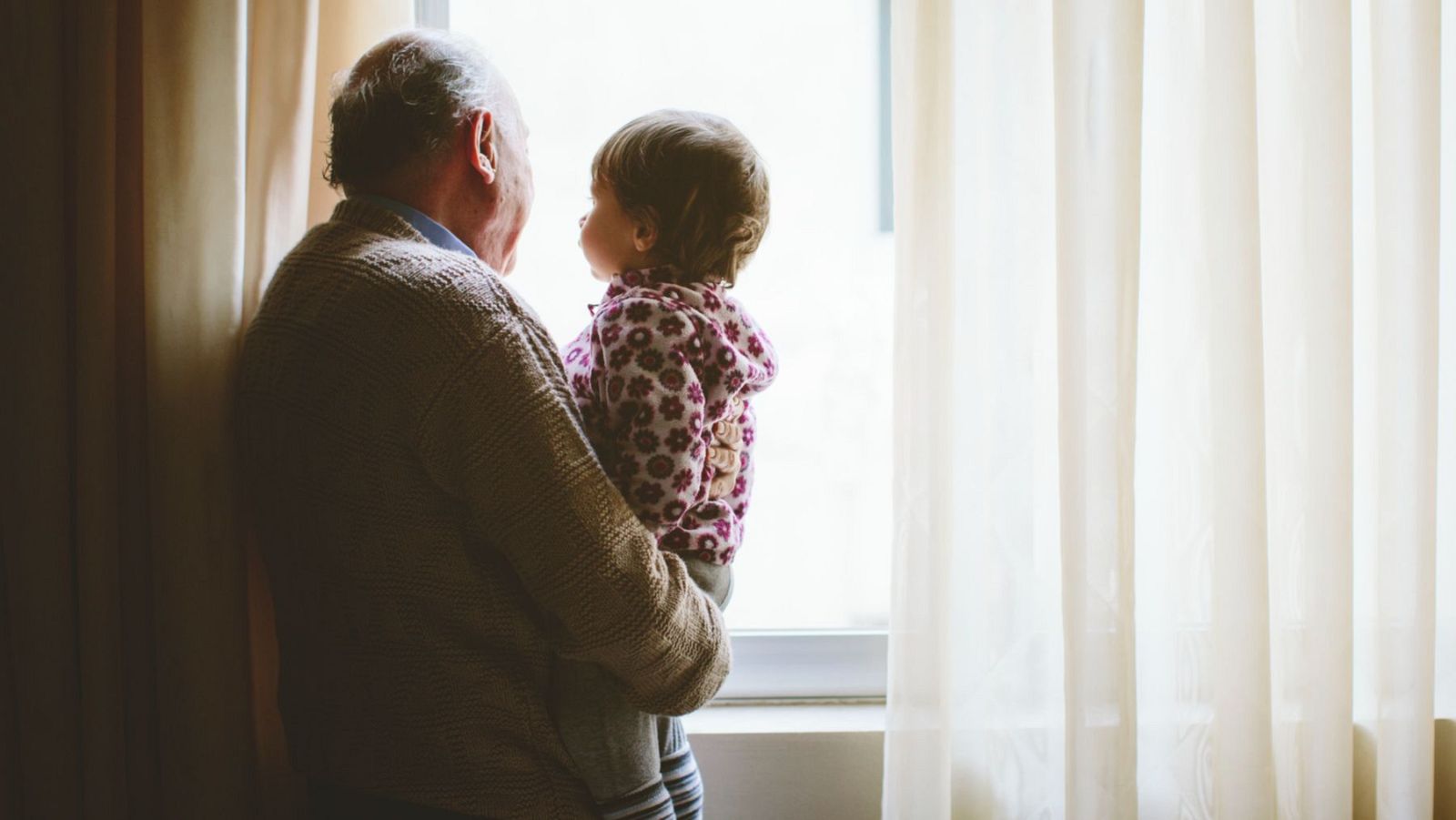 Mujeres de la 'generación sándwich', entre el cuidado de hijos y padres | Ver