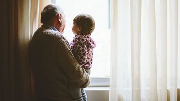 Mujeres de la 'generaci�n s�ndwich' atrapadas en el cuidado de hijos y padres: "Mi cabeza es una olla a presi�n"