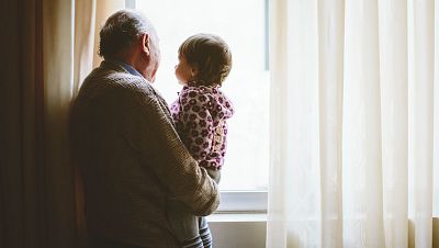 Mujeres de la 'generaci�n s�ndwich' atrapadas en el cuidado de hijos y padres: "Mi cabeza es una olla a presi�n"