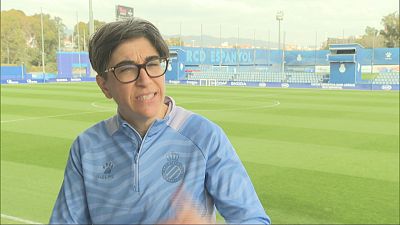 Dues dones i 34 homes entrenant a Primera Divisi�