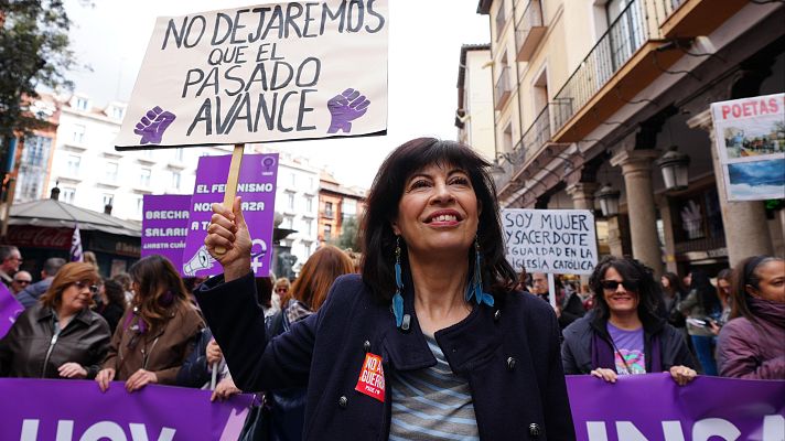 Telediario Fin de Semana - Redondo pide más feminismo a los jóvenes en un 8M con consignas de 'No a la guerra'