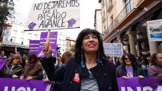 Redondo alerta sobre "la violencia creciente contra las mujeres" en un 8M con consignas de 'No a la guerra'