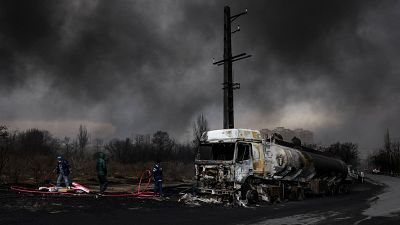 Israel ataca cuatro instalaciones petroleras y tiñe el cielo de Teherán de negro