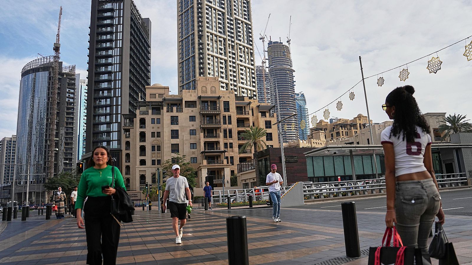 La guerra en Irán sacude la calma de las petromonarquías del Golfo - Telediario Fin de Semana | Ver