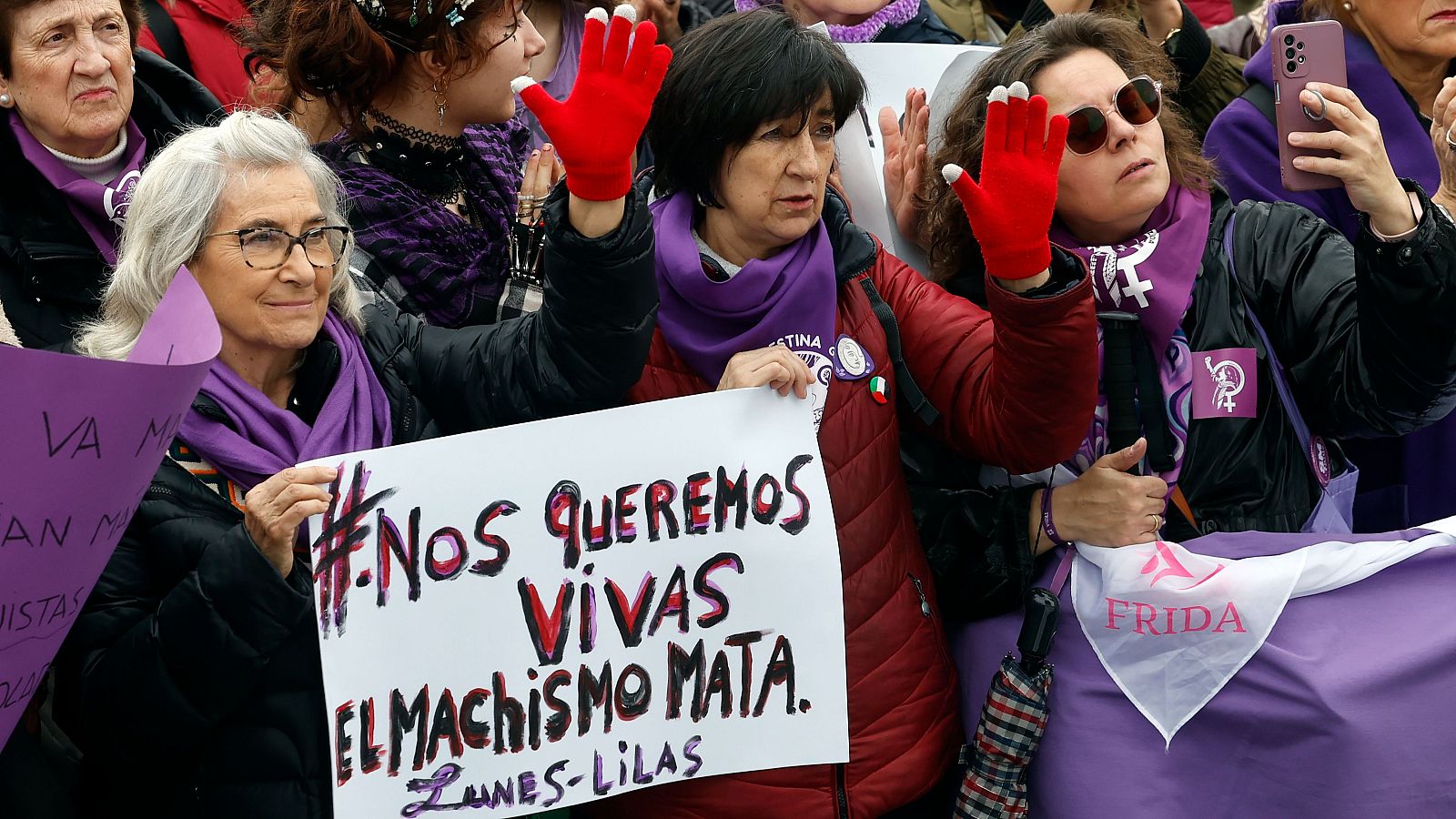 Más de 10.000 personas en las manifestaciones del 8M en Pamplona - Telenavarra | Ver