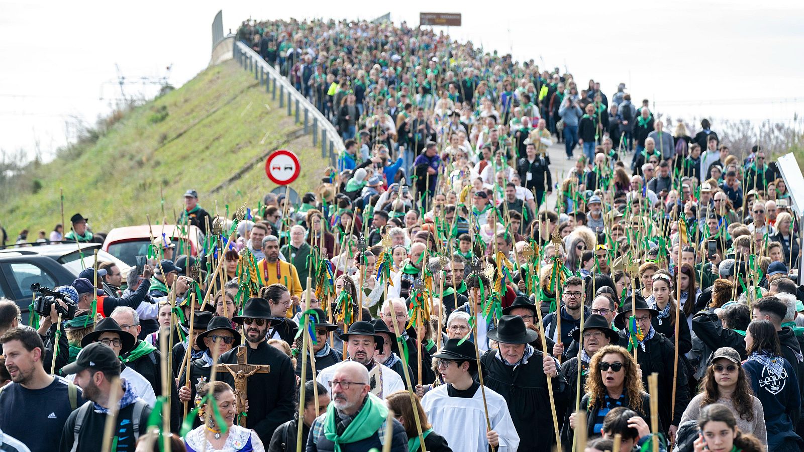 Dies grans de les festes de la Magdalena mirant el cel - L'informatiu - Comunitat Valenciana | Ver