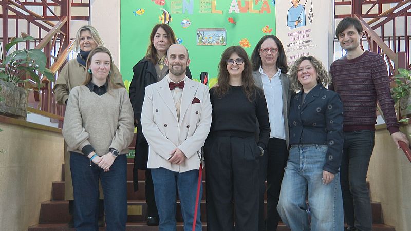 AFAN lleva a las aulas la realidad del alzhéimer con el teatro 'Como un pez en el aula' - Telenavarra | Ver