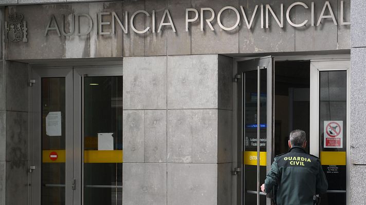 Telediario 1 - Comienza el juicio a la pareja que encerró a sus hijos durante cuatro años en Oviedo