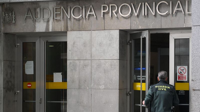 Comienza el juicio a la pareja que encerró a sus hijos en Oviedo - Telediario 1 | Ver