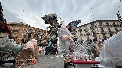La lluvia y el viento marcan la salida de los ninots a la calle d�as antes de la plant� - L'informatiu - Comunitat Valenciana | Ver