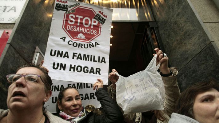 Telediario 1 - Se aplaza un desahucio por no haber policías suficientes