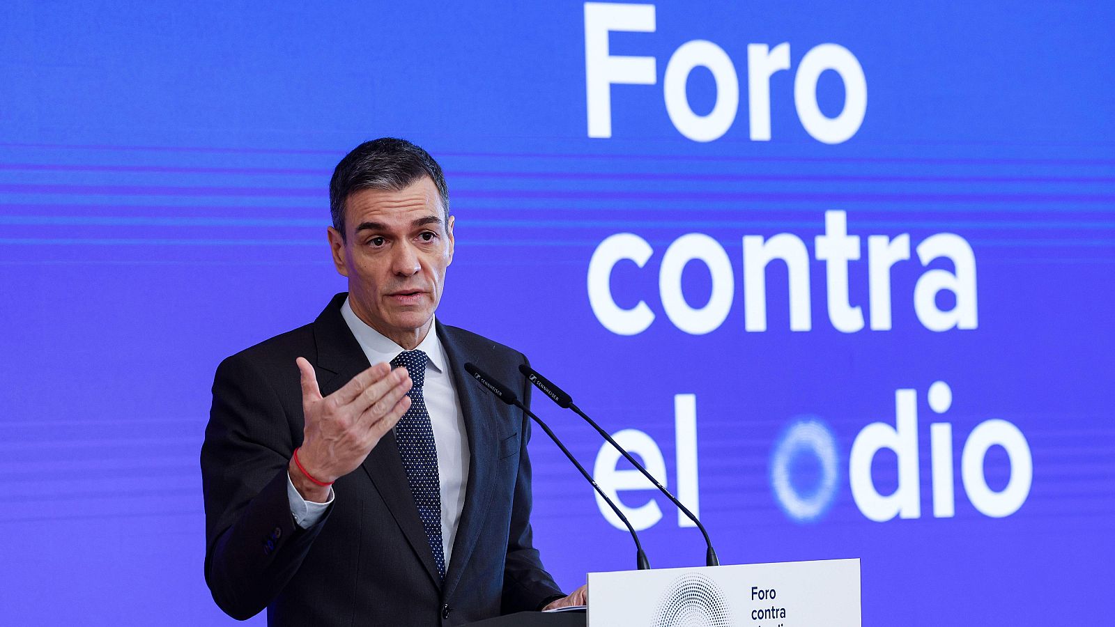 Pedro Sánchez ha anunciado estre miércoles la puesta en marcha de la “huella del odio” para medir la polarización en redes sociales. Este nuevo instrumento se llamará 'HODIO' y, través del Observatorio Español del Racismo y la Xenofobia, permitirá medir de forma sistemática la presencia, evolución de los discursos de odio en las plataformas digitales.