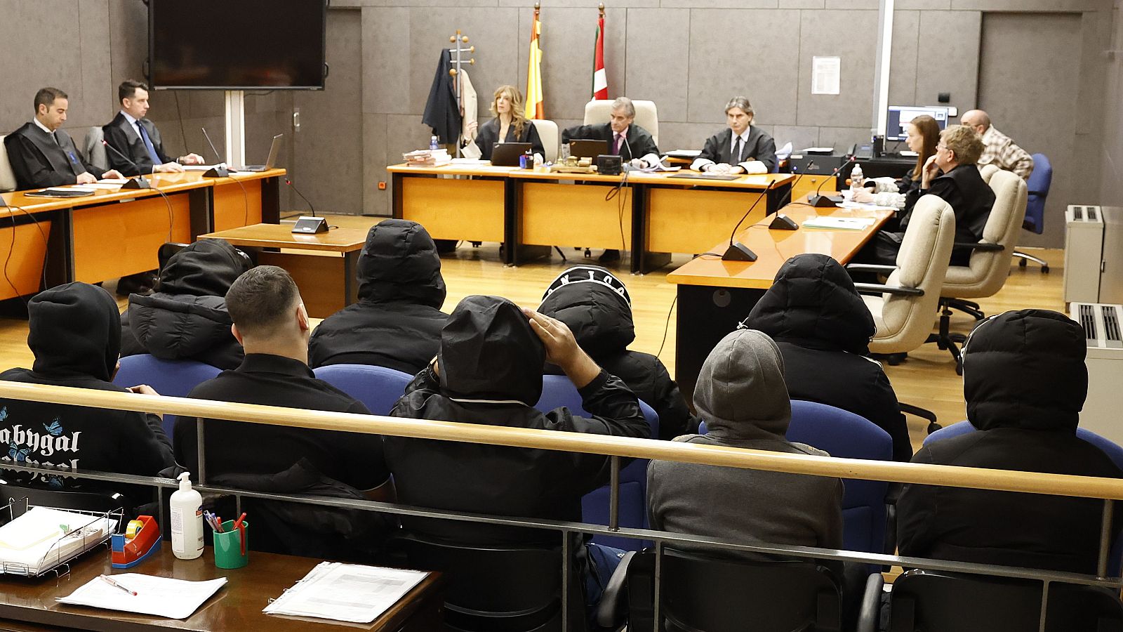 Acusados niegan agresión homófoba en Basauri y alegan provocación de la víctima | RTVE Play - Ver ahora