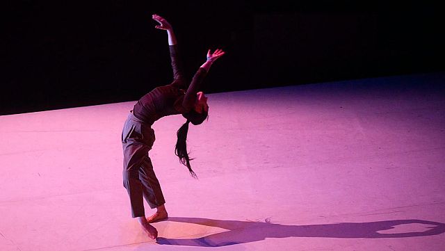 "Una trilogía en torno al tránsito, la identidad y la memoria del cuerpo" by Carmen Fumero