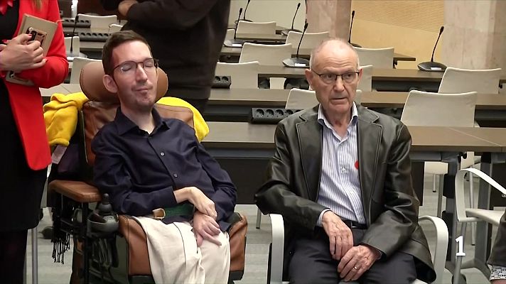 L'Informatiu - El Govern obre la prestació per a persones amb ELA en fase avançada
