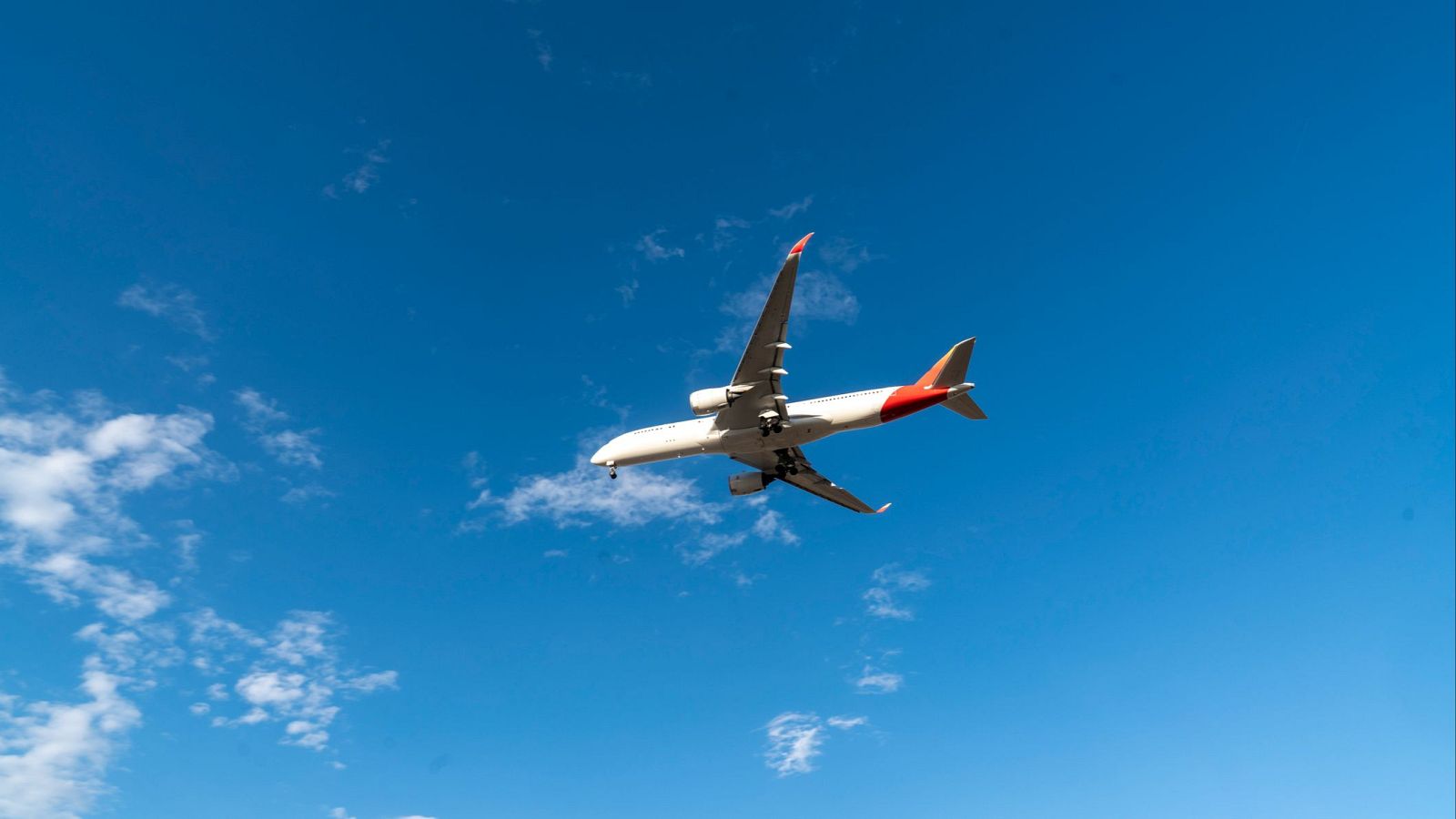 Los billetes de avión, más caros: el combustible se dispara y las rutas comerciales se alargan por la guerra en Oriente Medio - Telediario 1 | Ver