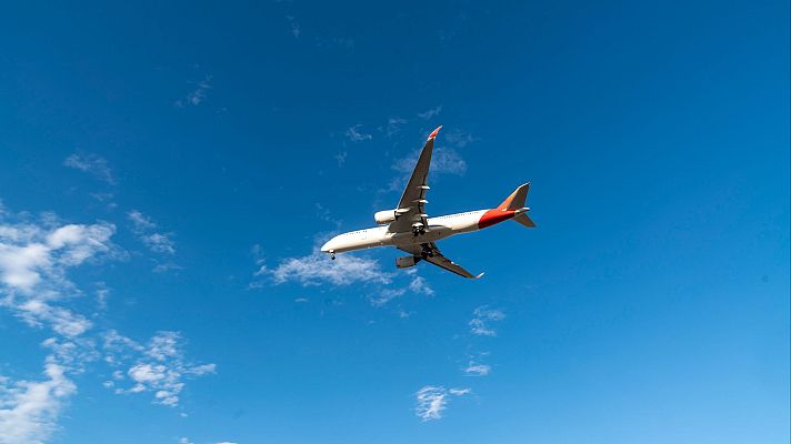 Telediario 1 - Los billetes de avión, más caros: el combustible se dispara y las rutas comerciales se alargan por la guerra en Oriente Medio