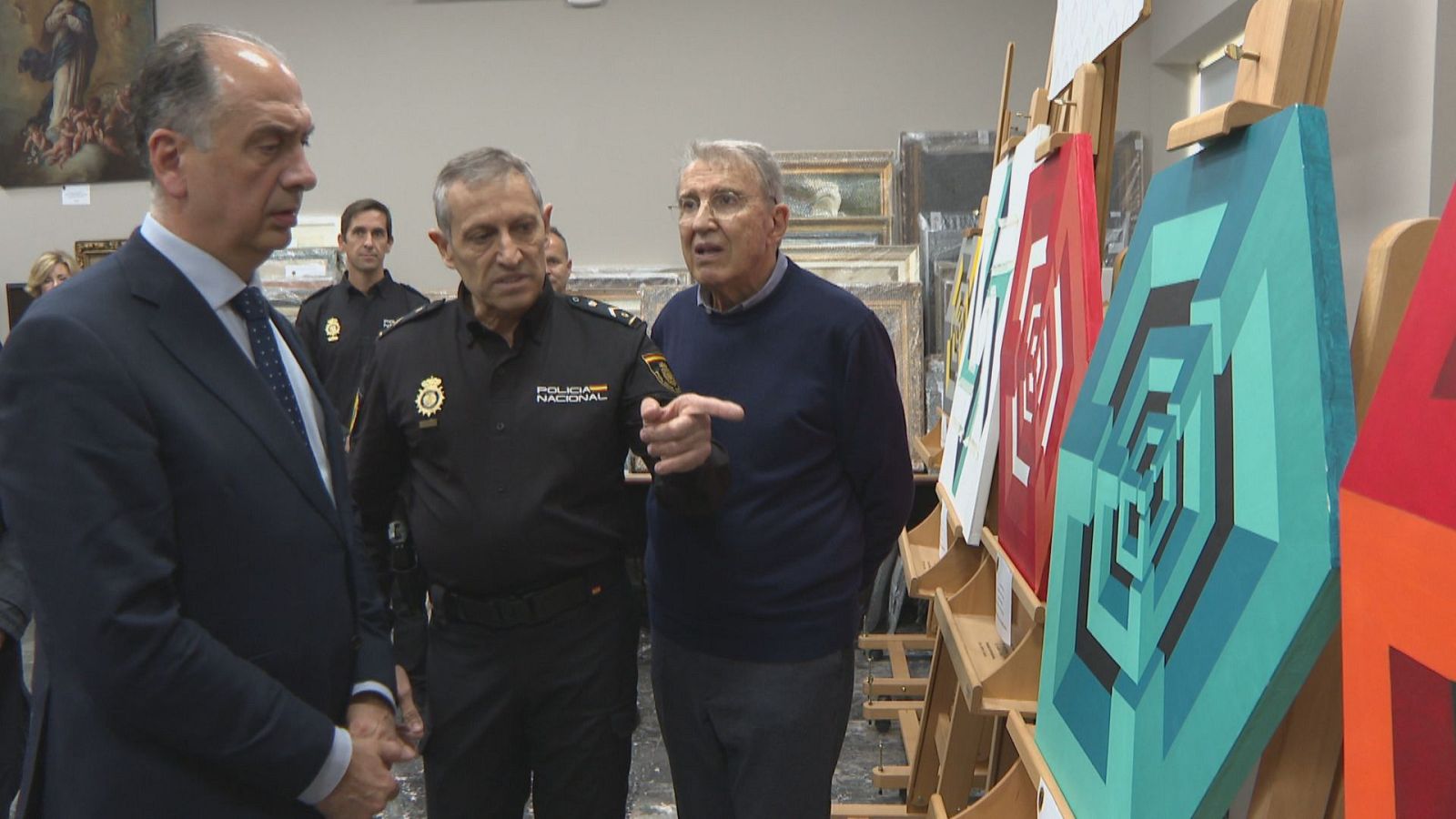 La Policia intervé 7 reproduccions no autoritzades d'obres dels artistes Yturralde i Chillida - L'informatiu - Comunitat Valenciana | Ver