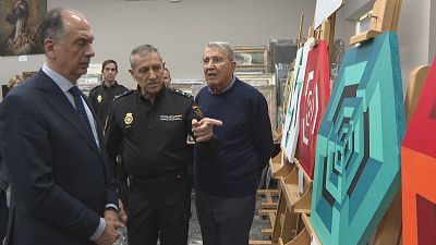 La Policia interv� 7 reproduccions no autoritzades d'obres dels artistes Yturralde i Chillida - L'informatiu - Comunitat Valenciana | Ver