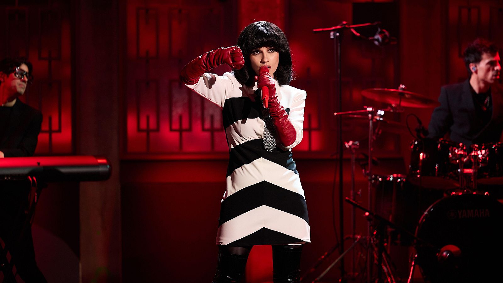 La Revuelta | Laura Pausini - "Porque te vas" - La Revuelta | Ver