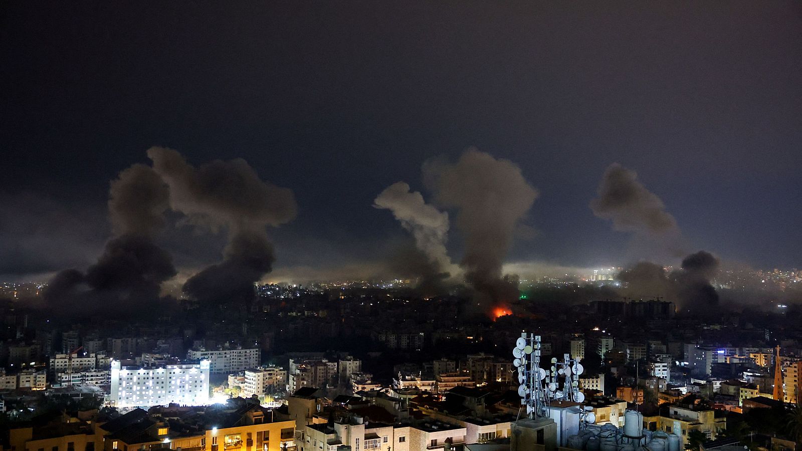 Israel bombardea "a gran escala" los suburbios del sur del Beirut | Ver ahora