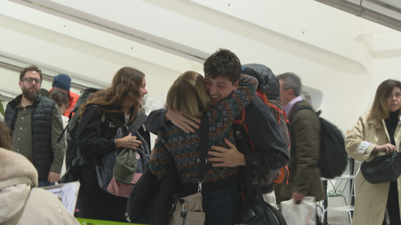 Estudiantes de la UPNA regresan a casa tras días atrapados en Sri Lanka - Telenavarra | Ver