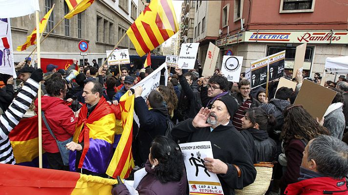 Informativo 24h - Unos 300 manifestantes protestan contra Urdangarin y piden "justicia"