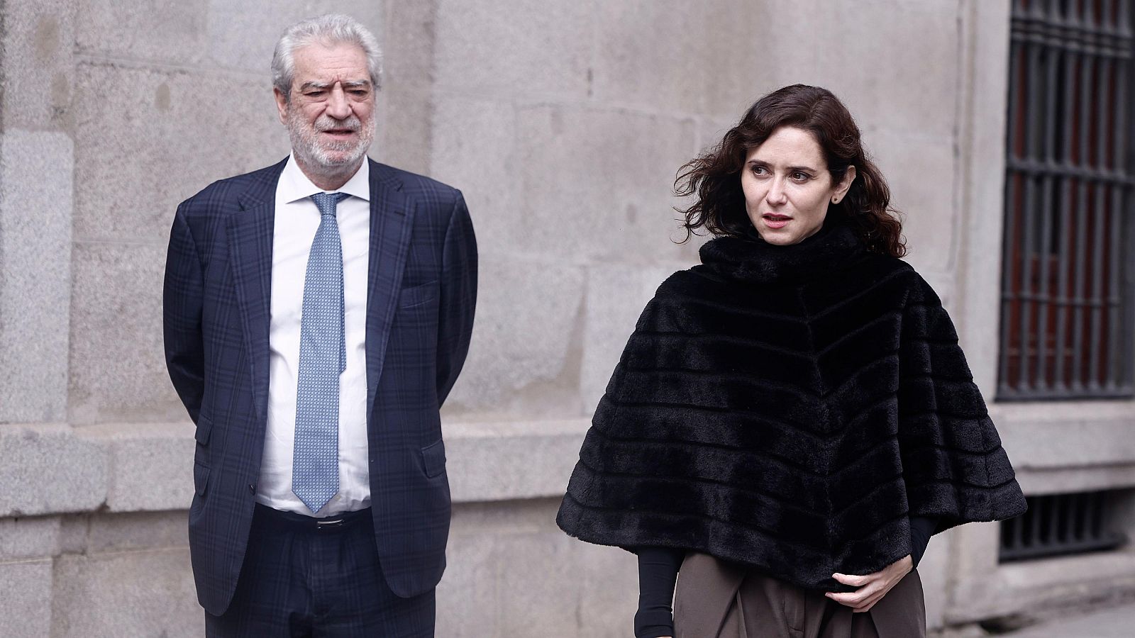 El jefe de gabinete de la presidenta de la Comunidad de Madrid, Isabel Díaz Ayuso, ha sido imputado por un delito de revelación de secretos. Miguel Ángel Rodríguez difundió los datos personales de dos periodistas que trabajaban en una información sobre González Amador, novio de la presidenta madrileña.