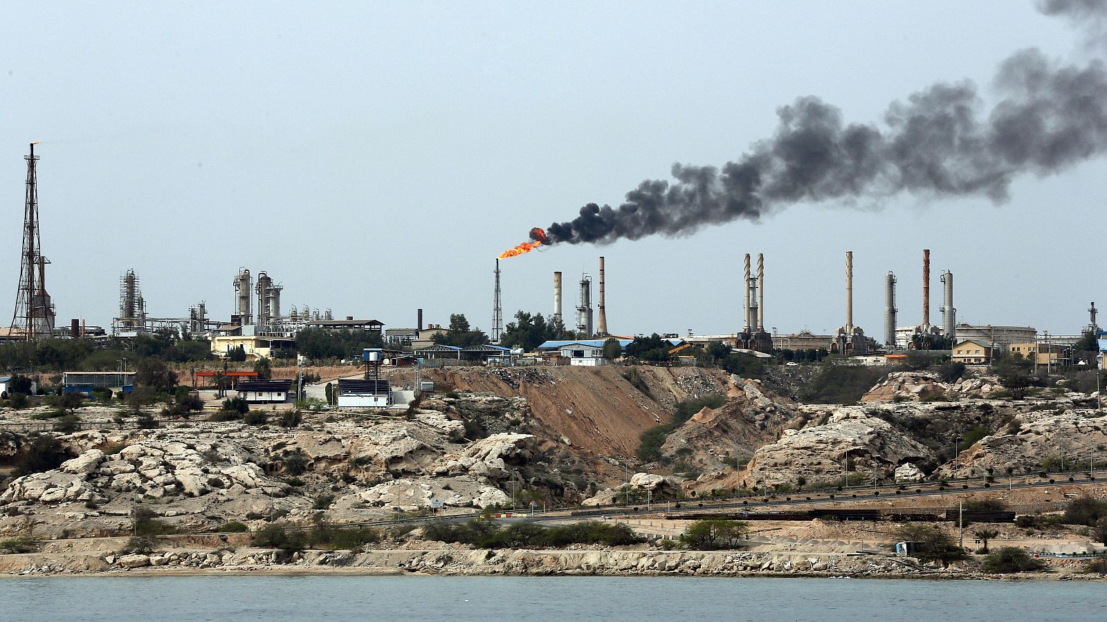 EE.UU. ataca la isla iraní de Jark e Irán golpea EAU | Ver