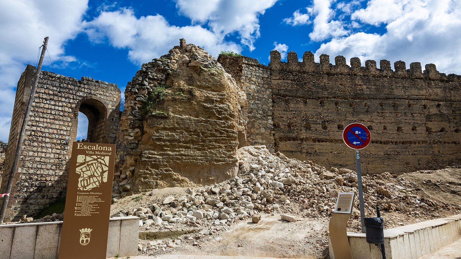 Se derrumba una torre del castillo de Escalona, Toledo | Ver