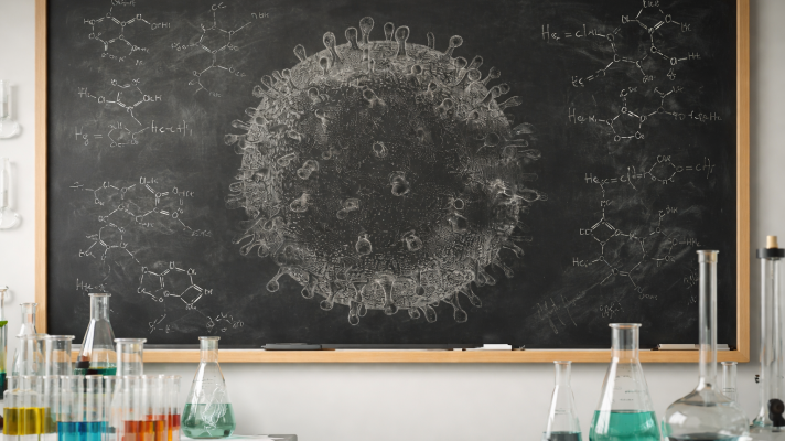 Una pizarra con marco de madera exhibe un dibujo de un virus en el centro, acompañado de fórmulas químicas. En la parte inferior, se aprecian instrumentos de laboratorio con líquidos de colores, sugiriendo un entorno científico.