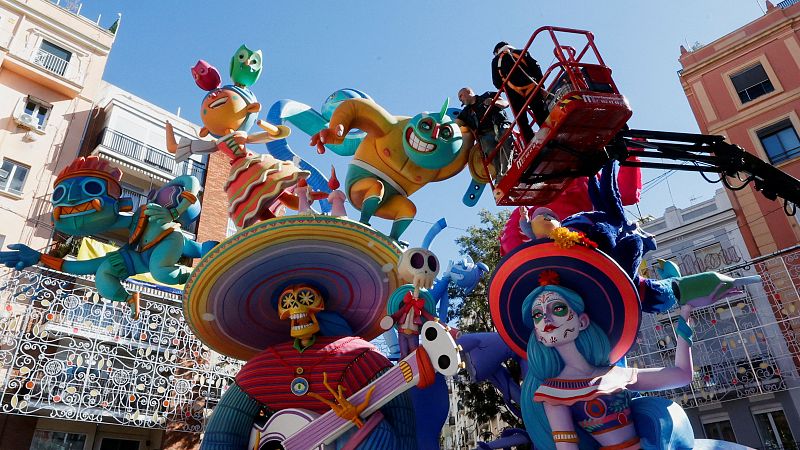 Valencia vive la 'plantà' de los monumentos | Ver