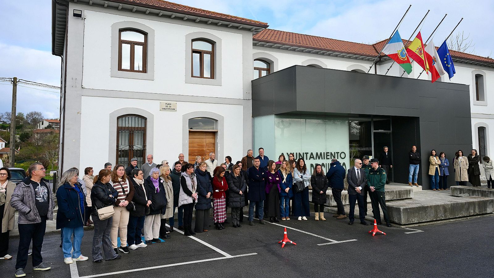 Minuto de silencio en Marina de Cudeyo por la mujer asesinada por su pareja el pasado sábado - TeleCantabria | Ver