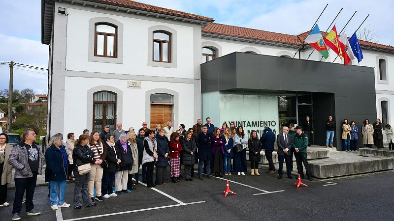 Minuto de silencio en Marina de Cudeyo por la mujer asesinada por su pareja el pasado sábado - TeleCantabria | Ver