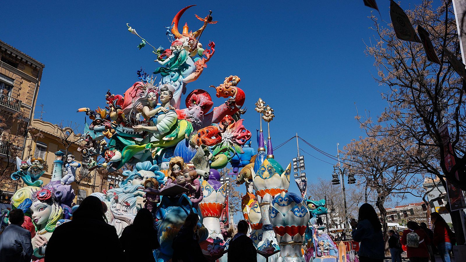 Las monumentos falleros ya lucen completamente terminados en las calles de València - L'informatiu - Comunitat Valenciana | Ver