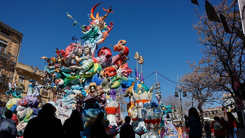 Las monumentos falleros ya lucen completamente terminados en las calles de València - L'informatiu - Comunitat Valenciana | Ver