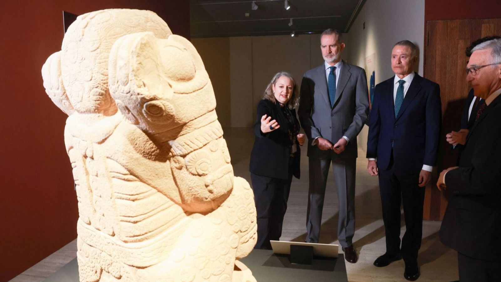 El rey Felipe VI ha hecho un gesto de acercamiento a México tras reconocer este lunes "abusos y controversias éticas" durante la colonización de América por parte de los conquistadores españoles.