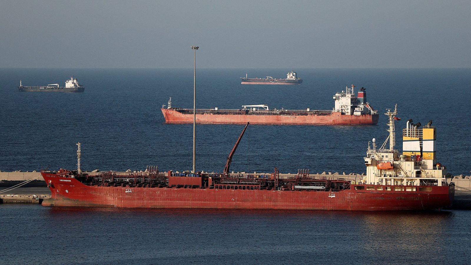 El estrecho de Ormuz, la tuerca que Irán aprieta para forzar a EE.UU. e Israel a abandonar la ofensiva | Ver