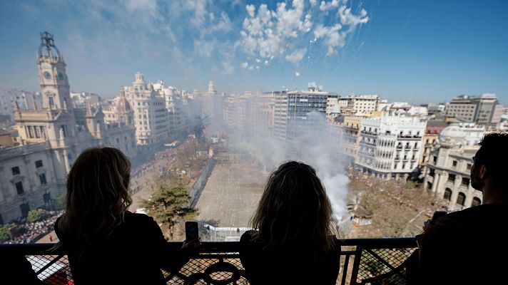 L'informatiu - Comunitat Valenciana - Mascletà del 17 de marzo desde la Plaza del Ayuntamiento de València