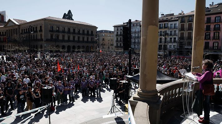 Telenavarra - Miles de personas secundan la huelga general en Navarra por un SMI propio