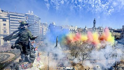Entre las decenas de miles de turistas que se acercan estos d�as a Valencia, muchos viven la fiesta de las Fallas por primera vez. Y algunos lo hacen pr�cticamente sin referencias. En el Telediario hemos acompa�ado a Mateo, visitante mexicano, para saber c�mo se ve esta fiesta con los ojos de alguien para quien todo es nuevo.