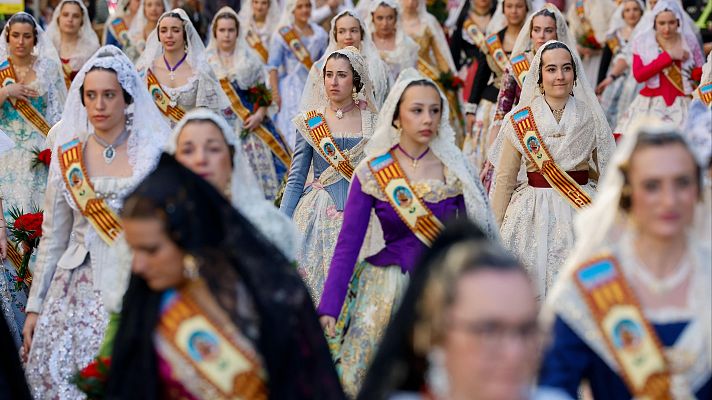 L'informatiu - Comunitat Valenciana - Milers de valencians completen la primera jornada de l'ofrena de flors a la Verge