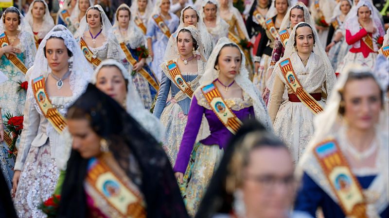 Milers de valencians completen la primera jornada de l'ofrena de flors a la Verge - L'informatiu - Comunitat Valenciana | Ver