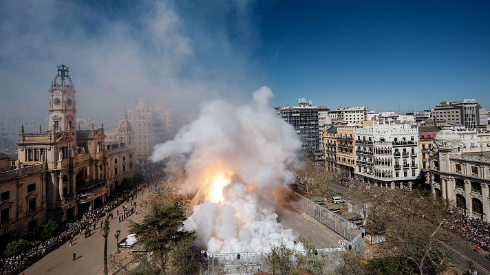 L'informatiu - Comunitat Valenciana - Mascletà del 18 de marzo desde la Plaza del Ayuntamiento de València