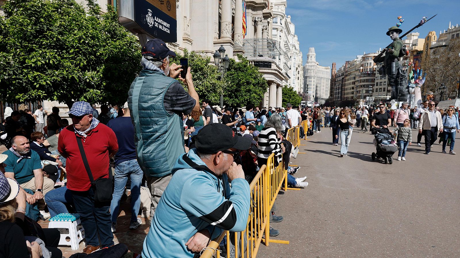 La taxa turística torna a eixir a debat a la ciutat de València durant la celebració de les Falles - L'informatiu - Comunitat Valenciana | Ver