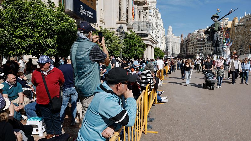 La taxa turística torna a eixir a debat a la ciutat de València durant la celebració de les Falles - L'informatiu - Comunitat Valenciana | Ver
